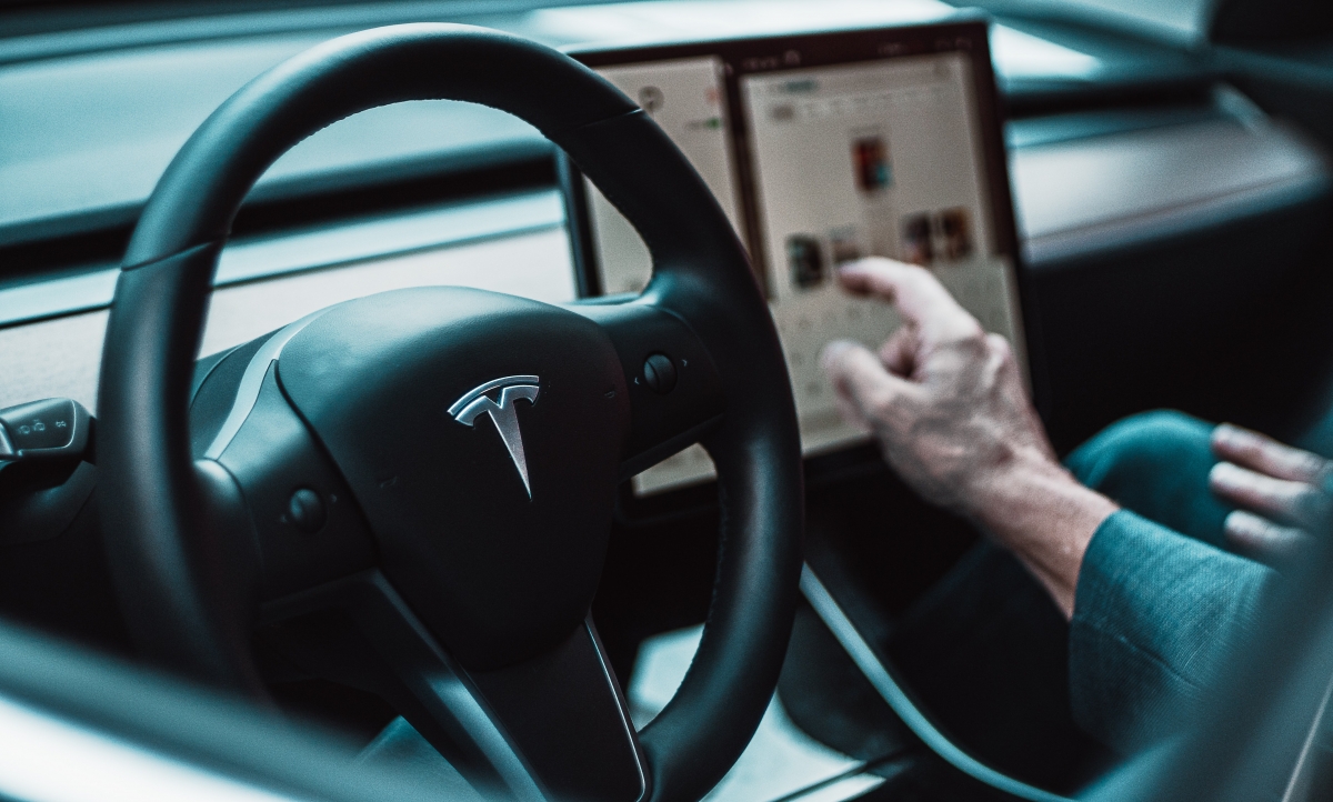 Tesla股價在兩個月反彈5成。