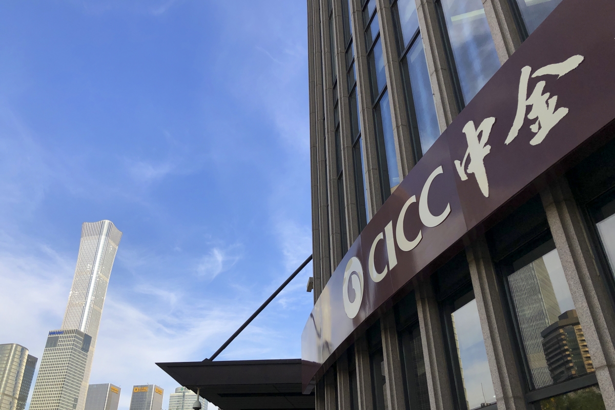 Andrea Bischof指控,儘管自己的工作表現出色,但基於身分問題,不僅不獲升職,就連薪酬也低於其他華裔同事。