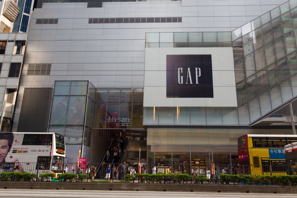 由於「入場」時間太遲、長期不變的款式、產品品質下滑,再加上疫情衝擊和「新疆棉」等多重因素影響,近年來GAP的銷售額不太理想,公司門店數量亦大範圍縮減。