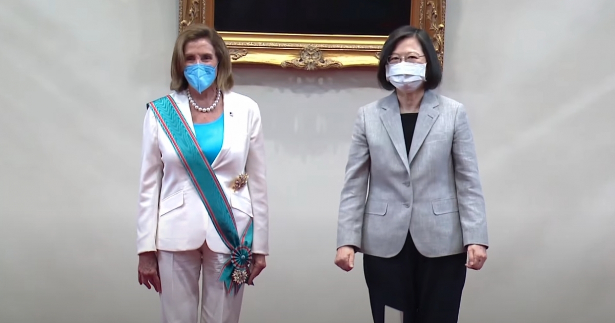 蔡英文頒授「特種大綬卿雲勳章」予佩洛西,表彰及感謝她對台灣長久以來的堅定支持。