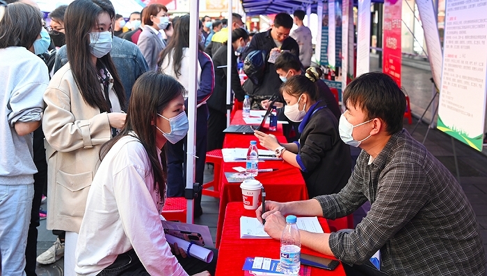 數據顯示,16-24歲的人口調查失業率已連續4個月創新高,從3月份的16%激增至19.9%,相比上月上升了0.6個百分點。