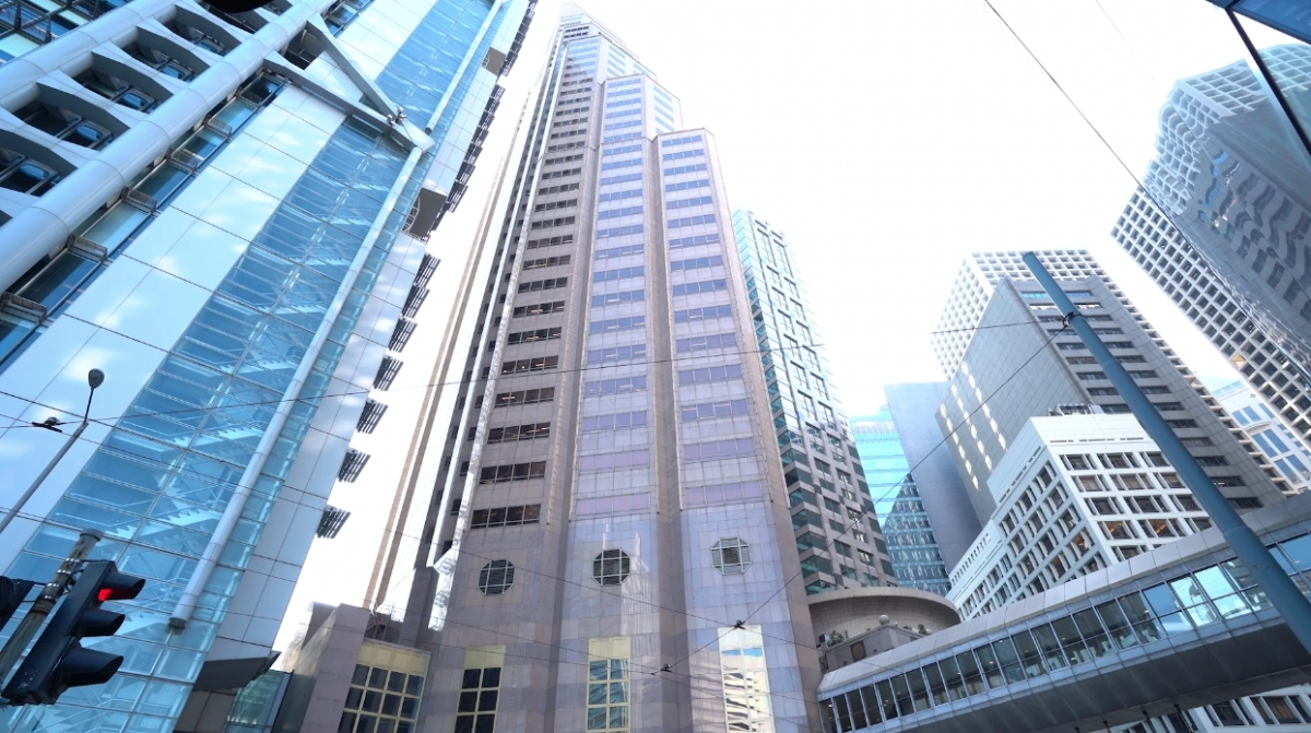 嚴厲防疫隔離政策下,多間銀行和企業縮減在港規模。