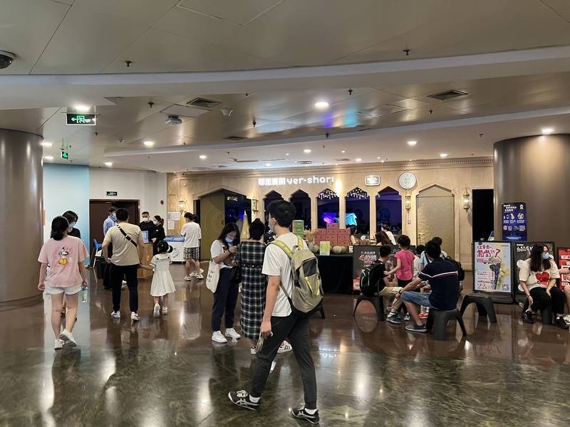 內地記者實地走訪後指出,正大廣場內確實有許多掛著「升級改造中」海報的空置商鋪,不過商場內的熱門餐廳仍需排隊候位。