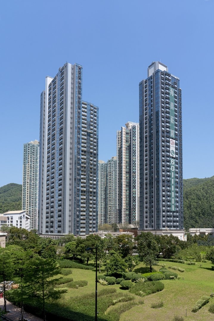 以今次海茵莊園為例,發展商九建上周發聲明指,由於建築期間的惡劣天氣及不可抗力事件,包括疫情令施工人手不足,以及建築裝修材料運送延誤,導致延期交樓,屬買賣合約容許下的原因