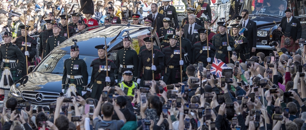 英女王伊利沙伯二世(Queen Elizabeth II)於9月8日逝世後,英國自9日開始進入長達10日的哀悼期,並將於下週一(19日)舉行國葬。
