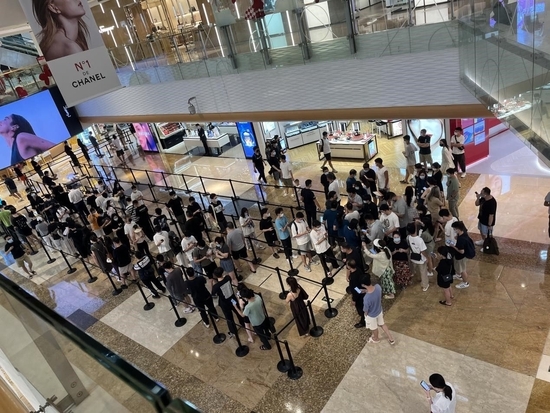 即使曾揚言要杯葛蘋果iPhone,但iPhone 14開賣當日仍有大批內地民眾排隊搶購。