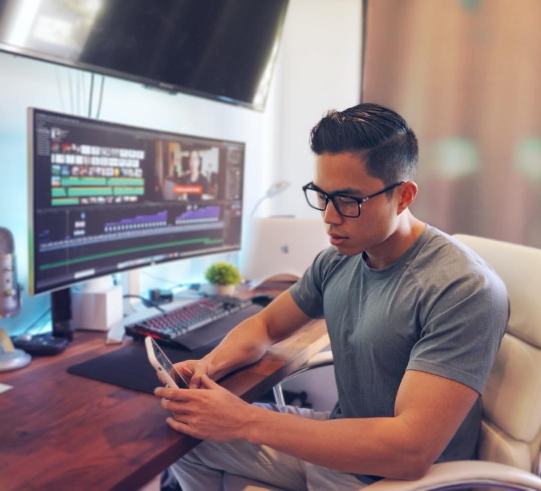 在涉獵了不同領域的工作之後,自小在一個省吃儉用的家庭成長的Charlie最終找到了一份理想的工作,即在影音和社交平台發佈財務建議。