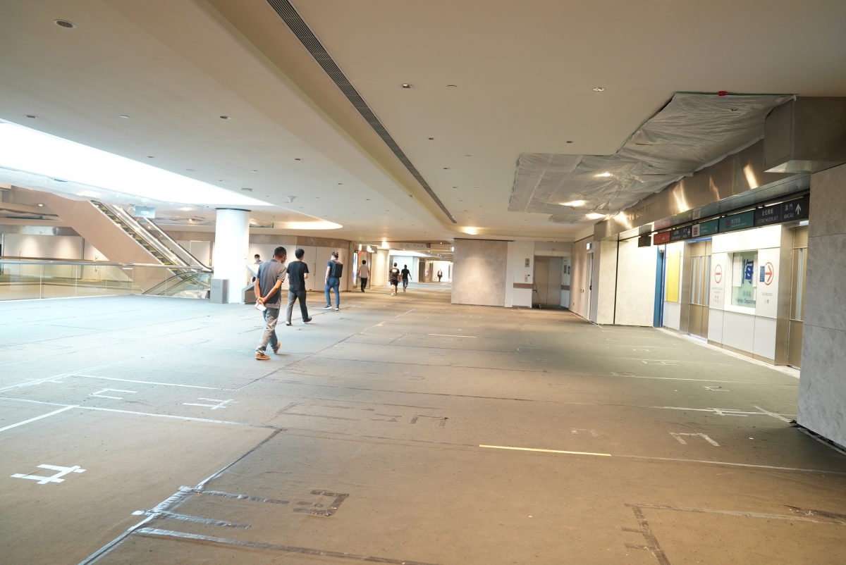 受惠於港澳碼頭遊客的信德中心和中港城，現場所見商店均已關閉及圍封白板。