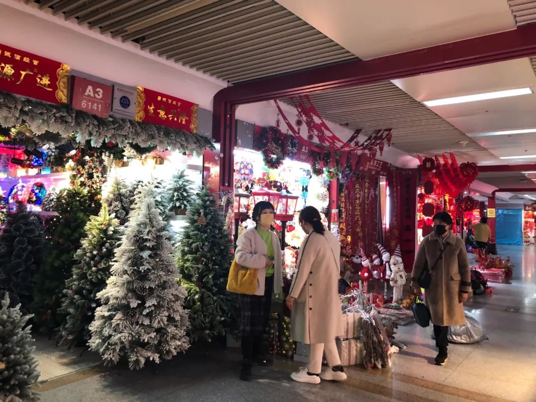 儘管義烏後續已解除限制,但影響依舊存在,整個義烏所生產的世界盃商品都被困在倉庫內,不少商家面臨客戶的不斷催促,再加上往年世界盃疊加聖誕節會忙上加忙,讓商家們更加焦慮。