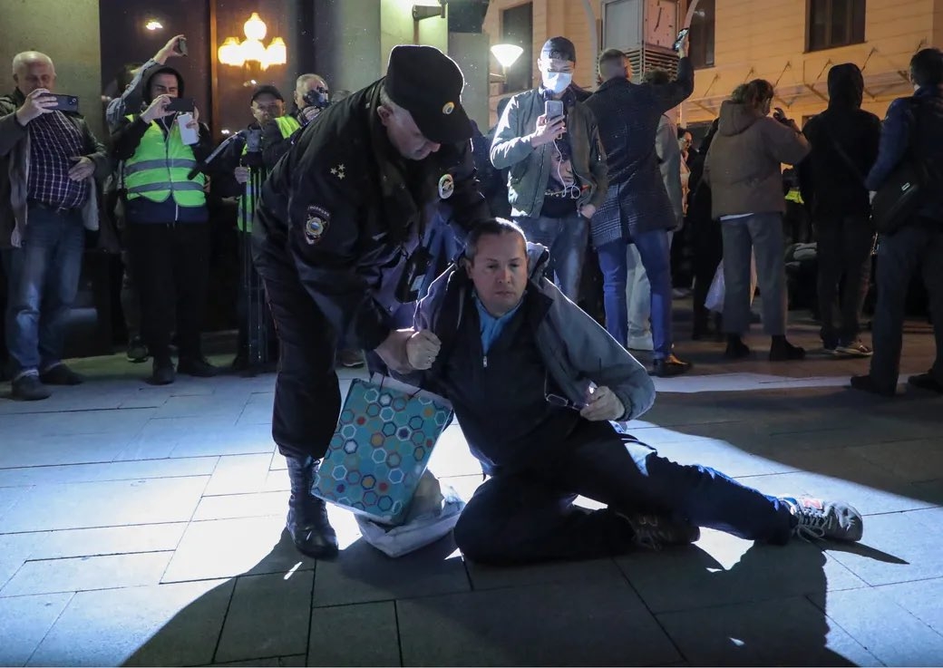 人權組織OVD-Info統計,截至當日深夜,俄羅斯38個城市共有超過1300人被拘留。