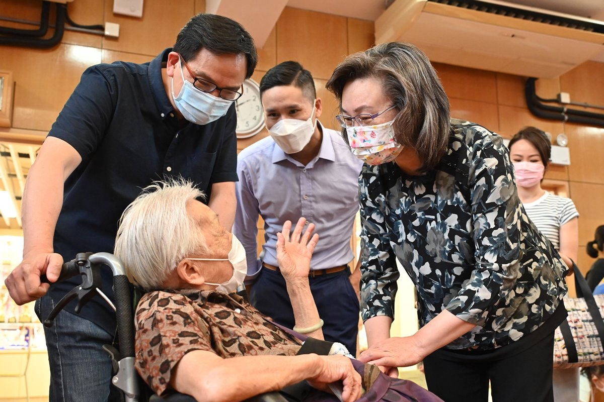 同1月份相比:目前的香港疫苗接種率高了25%,高危長者的完整(三針)接種人數更是年初的107倍。