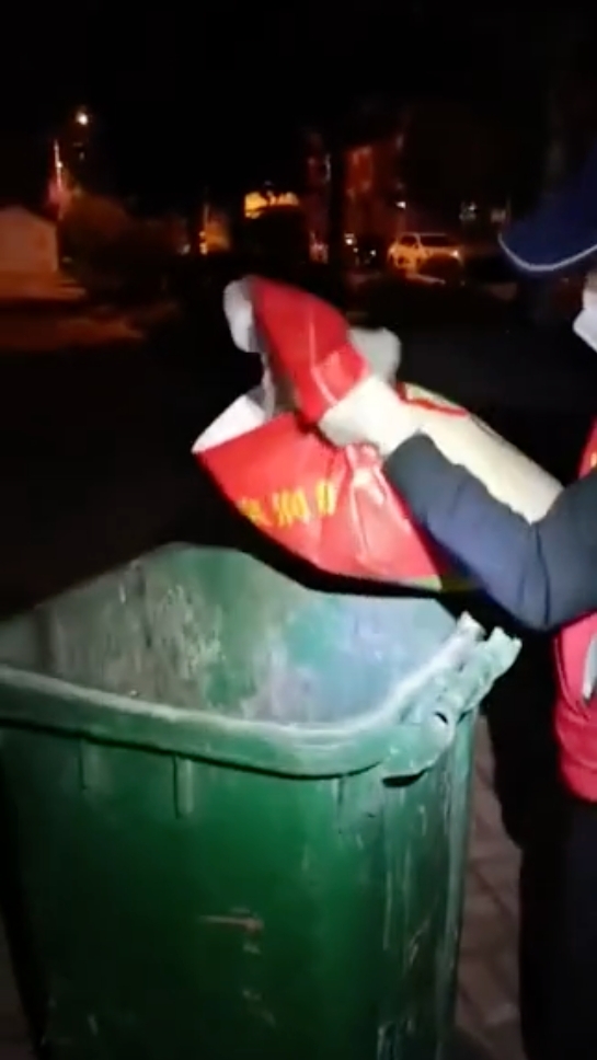 影片中除了特意打燈拍攝銷毀物資全程,且有人在背後指揮,不時強調「外面來的全部銷毀、全部扔掉。」