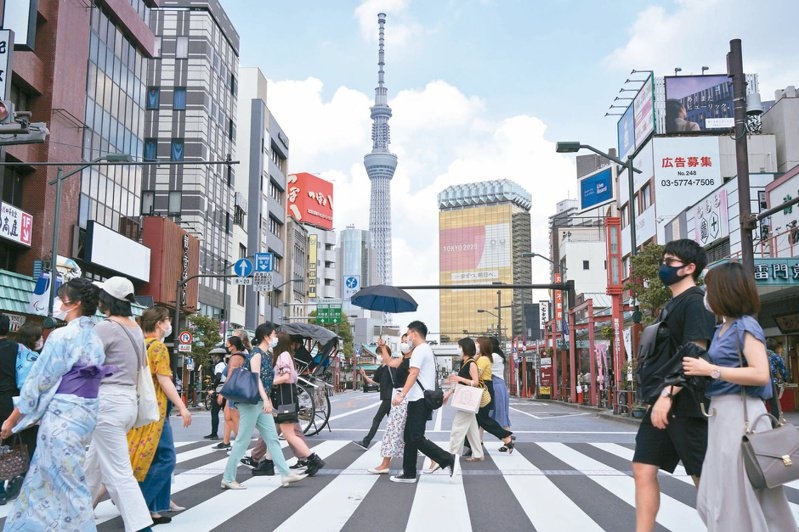 日本政府為促進地區吸納海外人才,修改了永久居留權的積分制度。