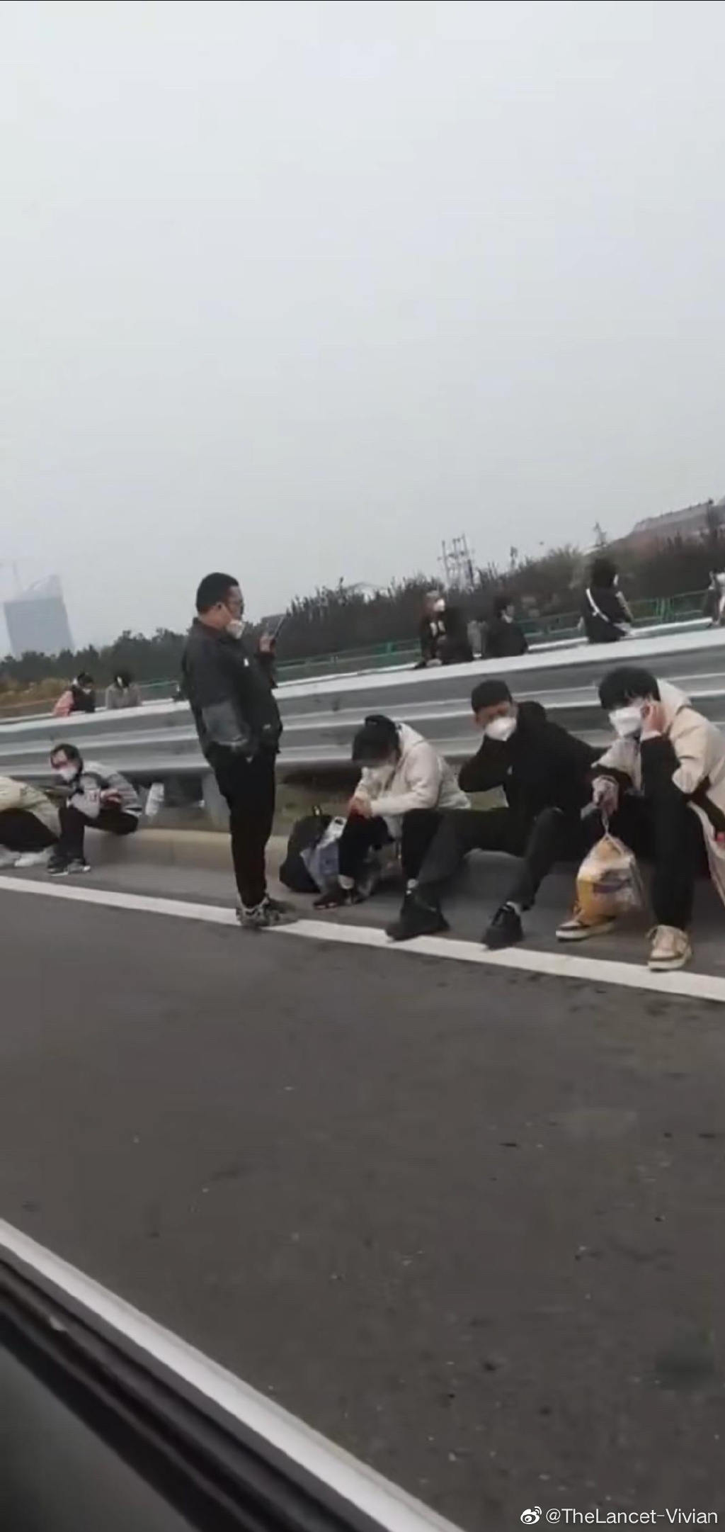 由於廠區疫情爆發,加上內部物資供不應求,大批工人為「自救」近日不惜連夜結群結隊徒步返鄉。