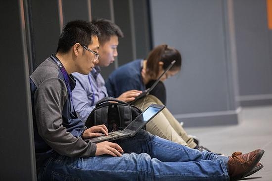 對比內地職場,新加坡職場除了薪酬福利更誘人,工作時長也在合理範圍內,準時下班是常態,而不只是一種奢望。
