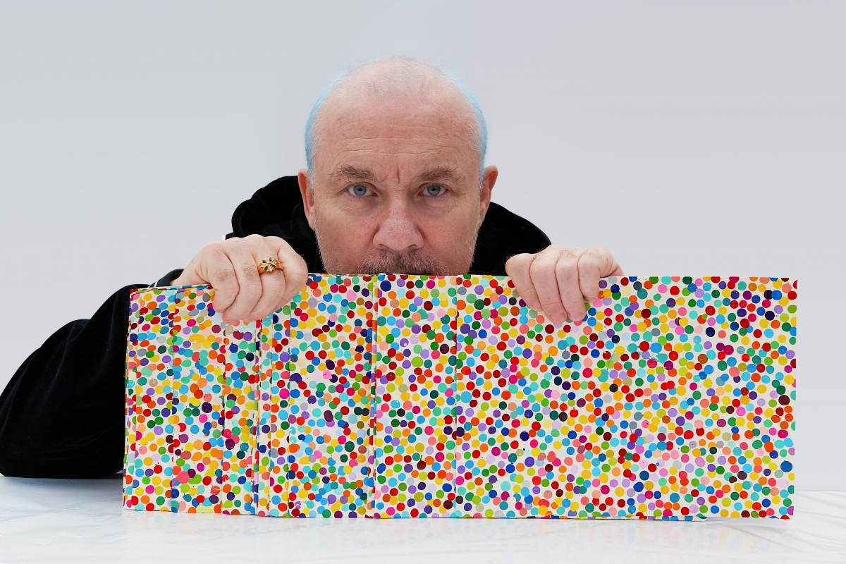 Damien Hirst認為,他並不是在銷毀這些作品,而是將實體作品「轉化」成數位版本。