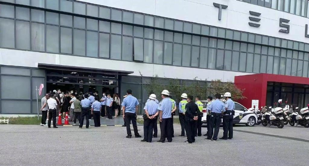 網上流傳照片顯示,一家Tesla專賣店外聚集大批進行維權的車主,向官方降價討說法。