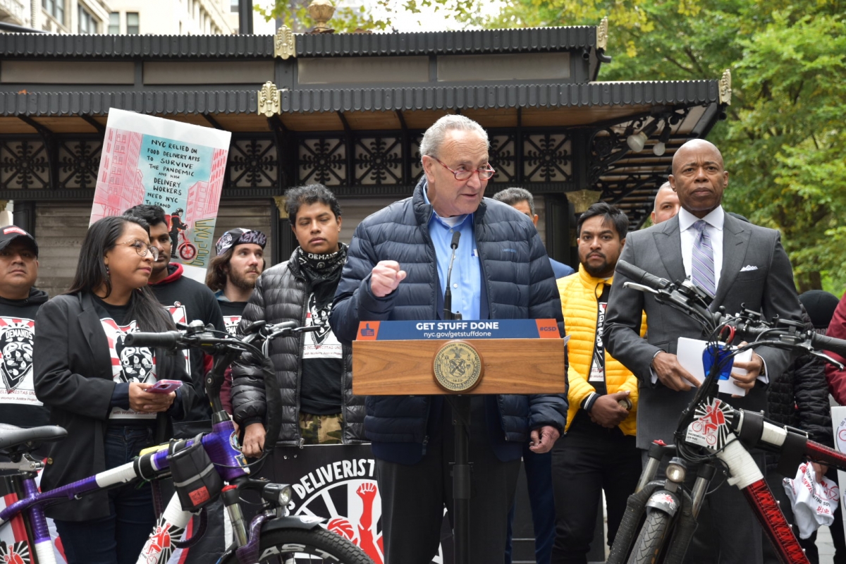 美國紐約當局為了提供全市約6.5萬名外送員一個休息地點,近期宣佈成立全美首個外送員服務試點項目。