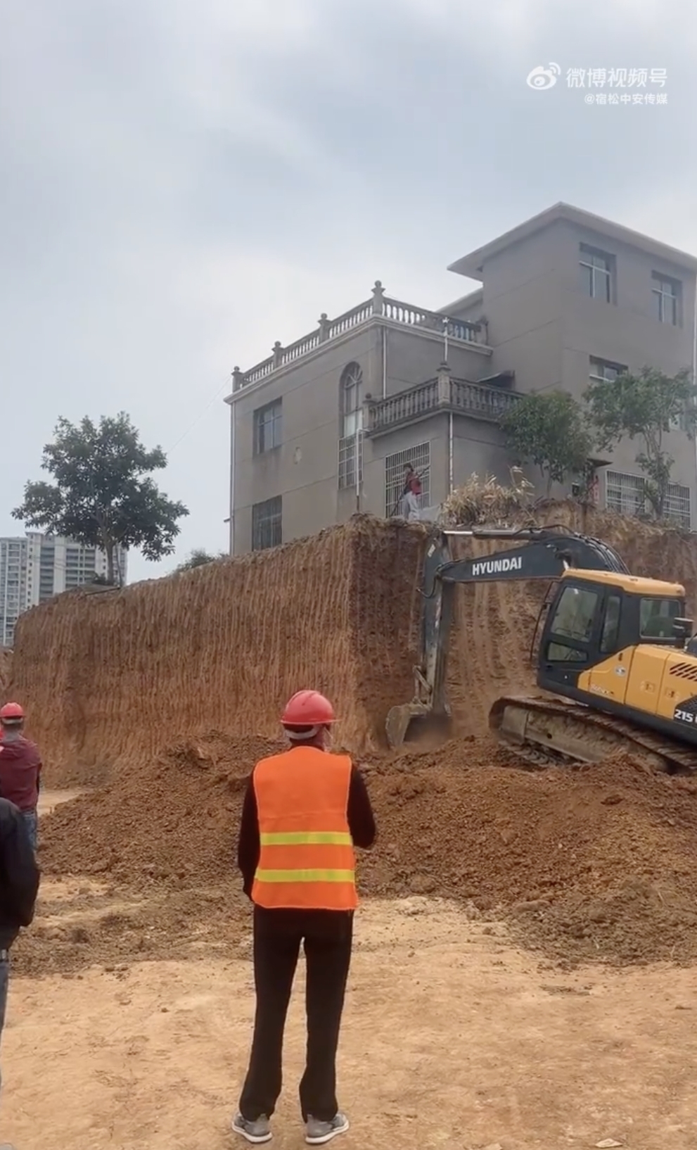 從內地互聯網廣傳的影片可見,現場有數台挖掘機圍繞著該別墅動工,當時還有不少市民駐足圍觀。