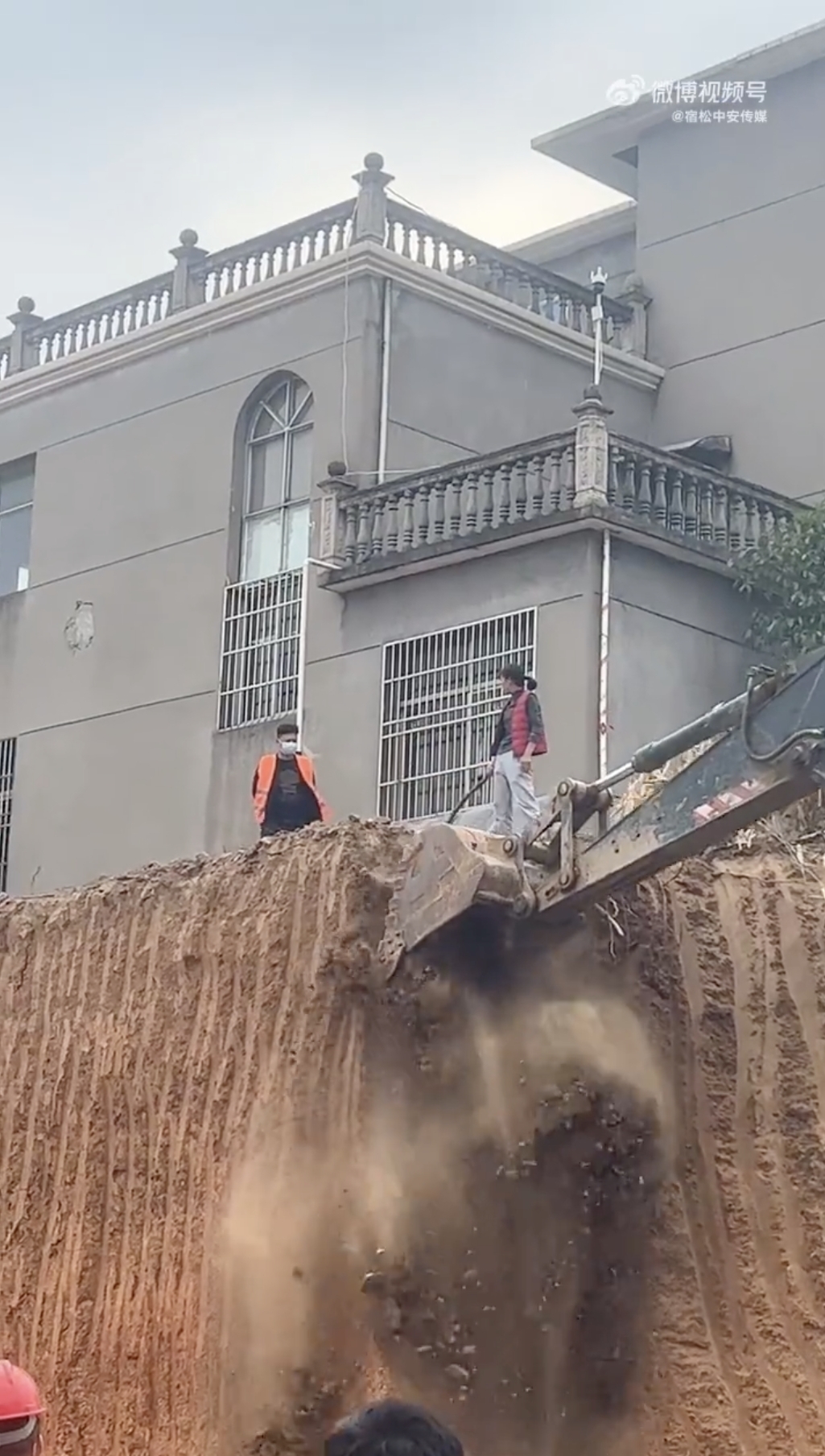 有不少網友則關注該別墅的安全隱患,稱別墅如今的地基加上都是泥土的地面,若不做防護屆時發生大雨房屋塌了也只是早晚的事情。