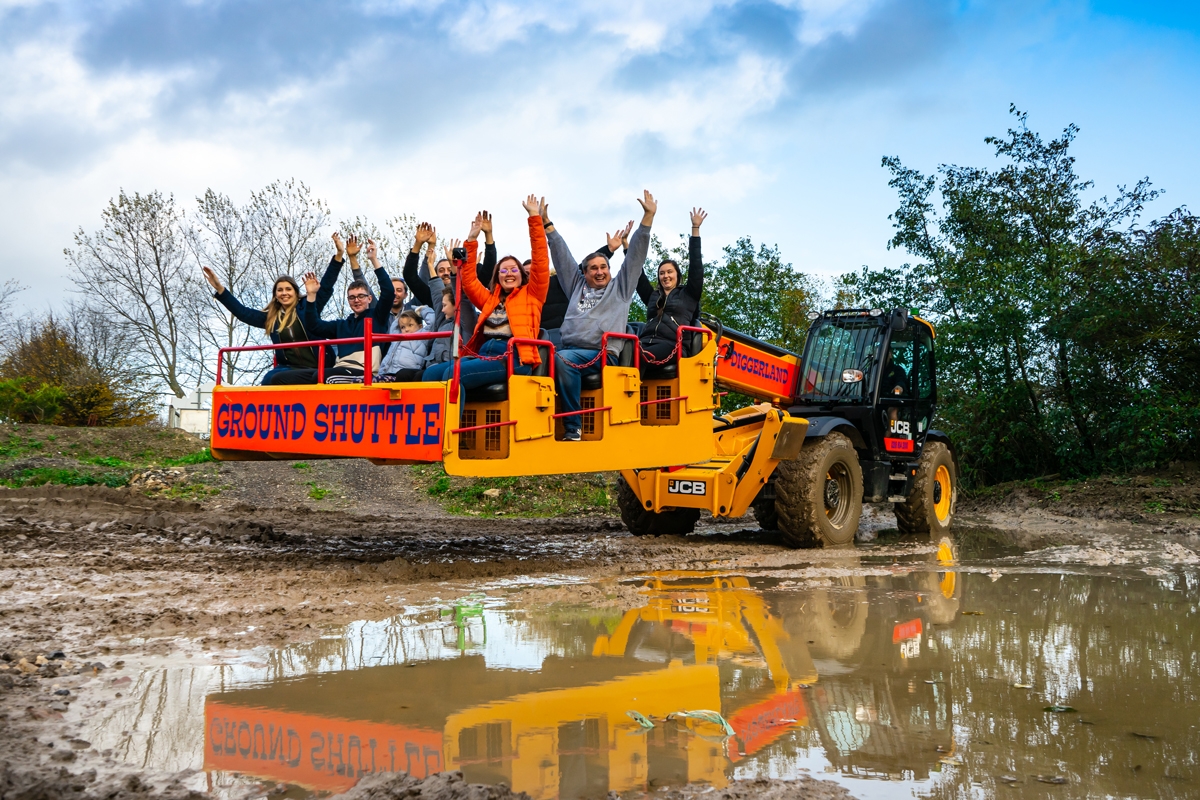  有別於一般的主題樂園，Diggerland工業味十足，被大量由工程機械改造的遊樂設施包圍。