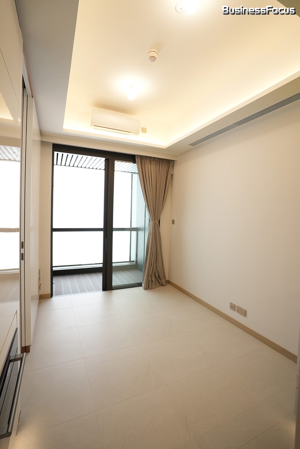 客廳設計方正,連接外面的3合1露台。