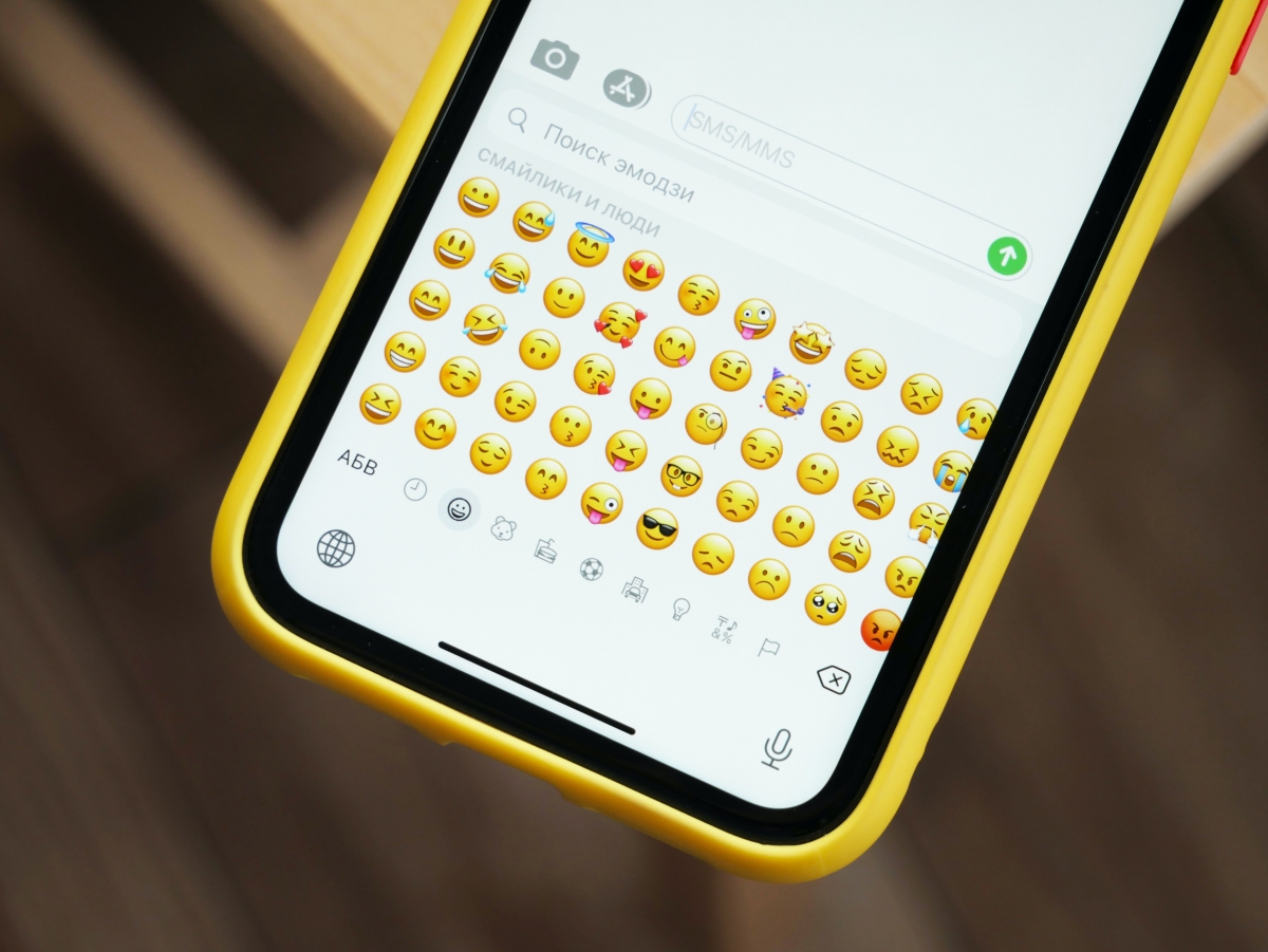 部門主管用Emoji批准員工的報銷申請。