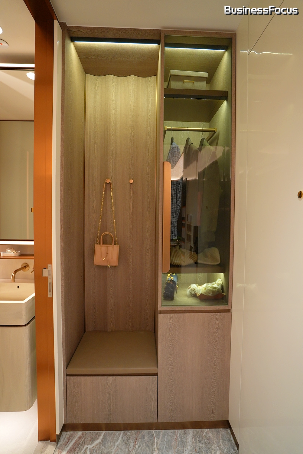 大門旁除了有鞋櫃衣櫃,更備有手袋掛勾,夠方便。