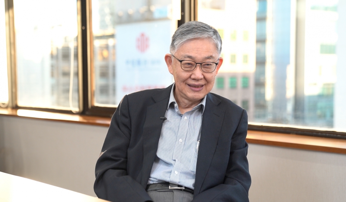 施永青指,樓價已跌破第一條臨界線10%,並有機會跌穿第二條臨界線即20%,恐釀成金融風險。