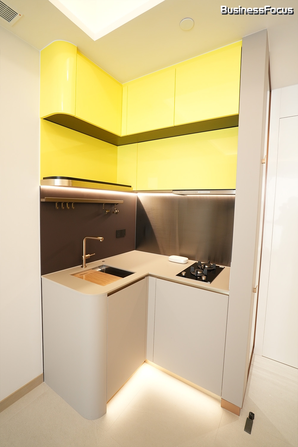 單位門口右邊是開放式廚房。