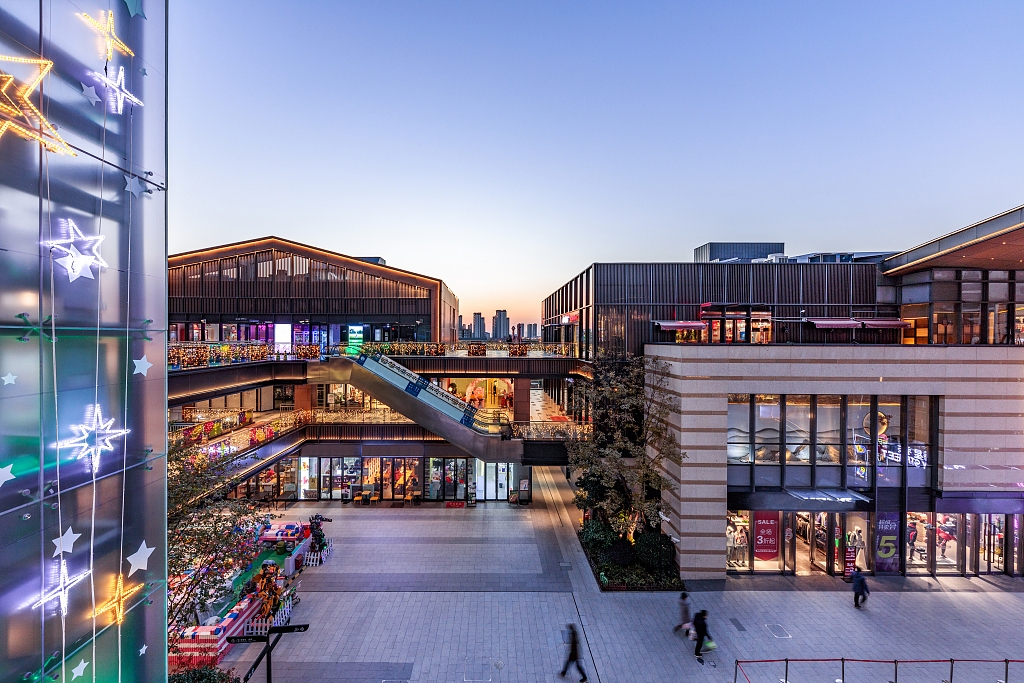 內地的餐飲、酒店和免稅店消費將持續受到疲軟情緒的影響。