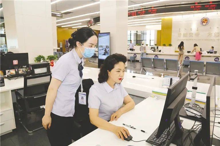 56歲的李少莉於2020念擔任內蒙古呼和浩特市行政審批和政務服務局副局長,過去還曾獲得全國人民滿意公務員等榮譽稱號。