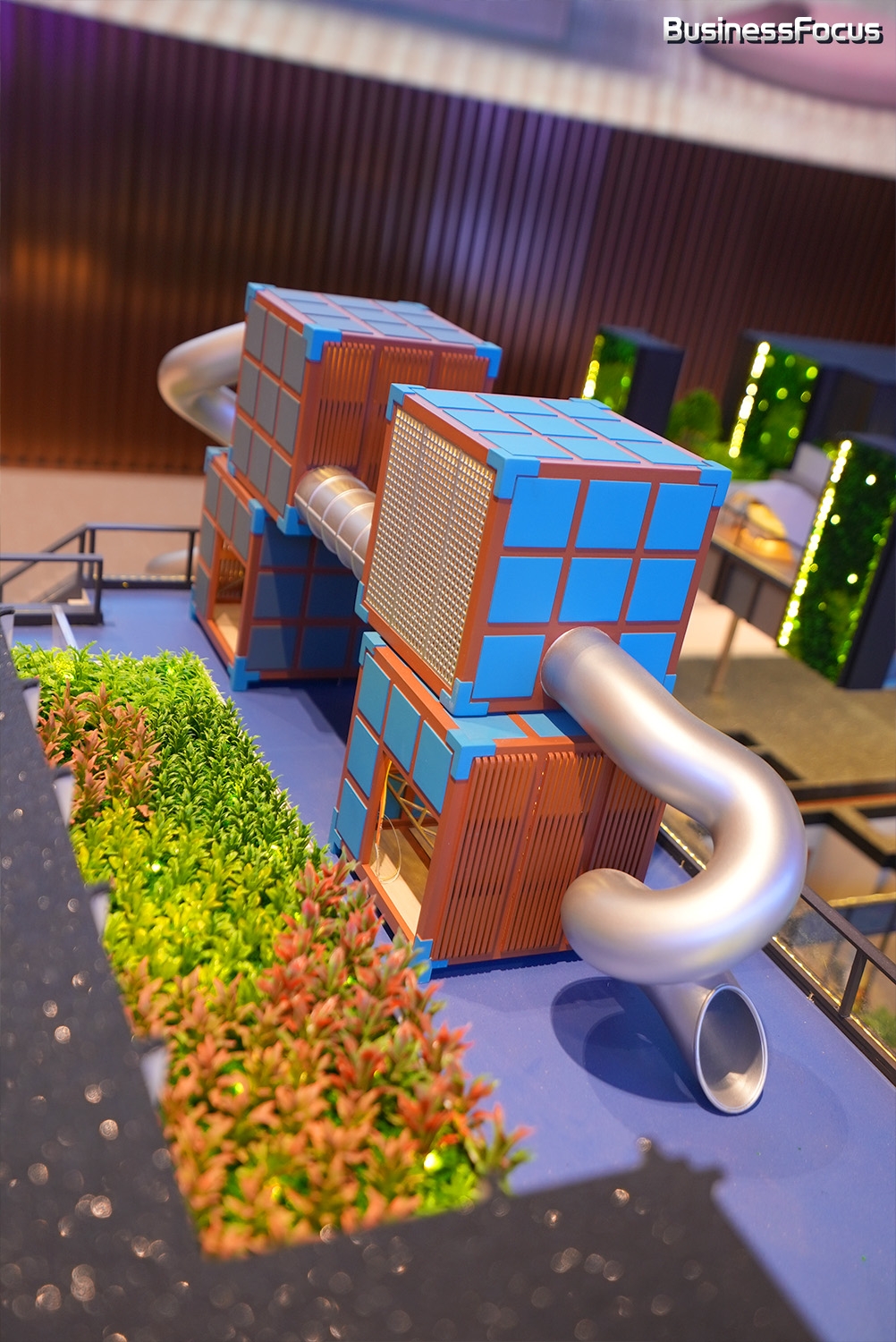 會所的龍捲滑梯高約9.4米、管長約16.7米,夠刺激好玩!