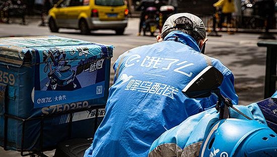 北京市朝陽區人民法院11日公開開庭審理，宣判一宗外賣騎手送餐途中猝死引發的生命權糾紛案。