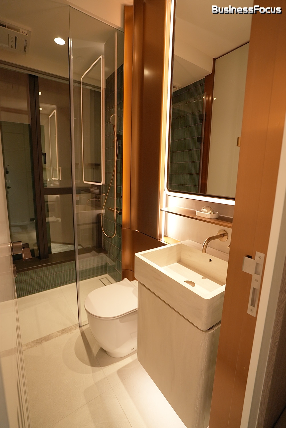 2房的浴室屬於明廁設計,並設有浴室寶作為抽氣之用。