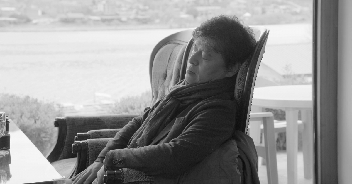 電影《江邊旅館》已獲得中國國家廣播電視總局的批准，在11月開始於騰訊視頻上架。