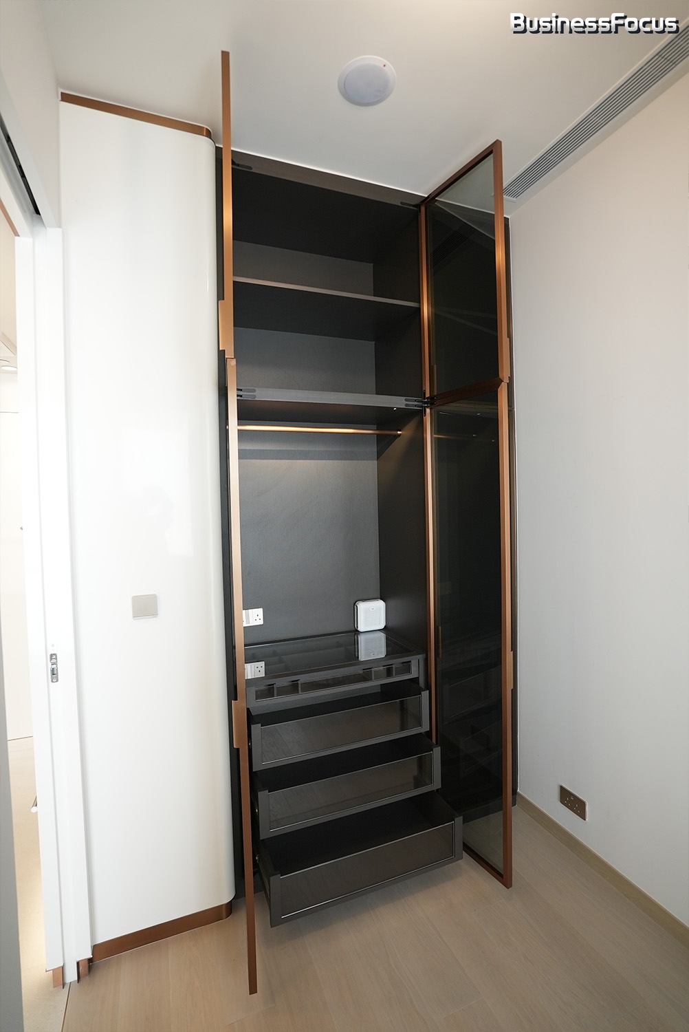 房間設有入牆大衣櫃,放置了小型空氣過濾系統。