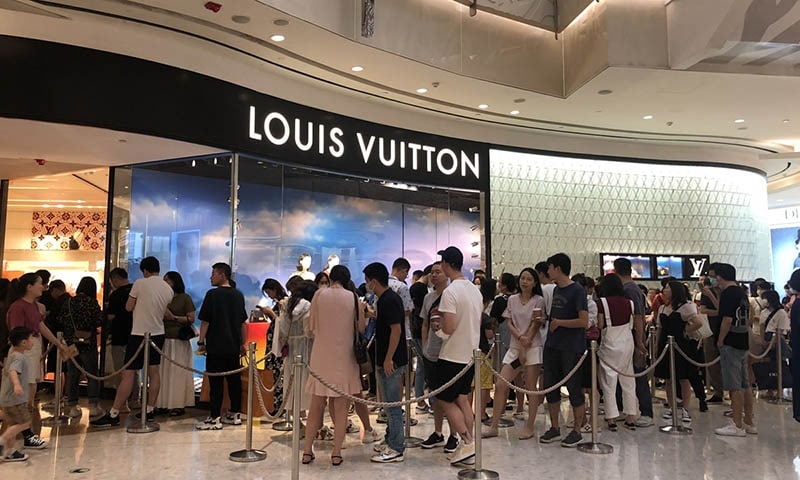 中國龐大的市場規模及消費能力，令國際奢侈品巨擘越發重視這個發展陣地，擴大押注中國市場。在