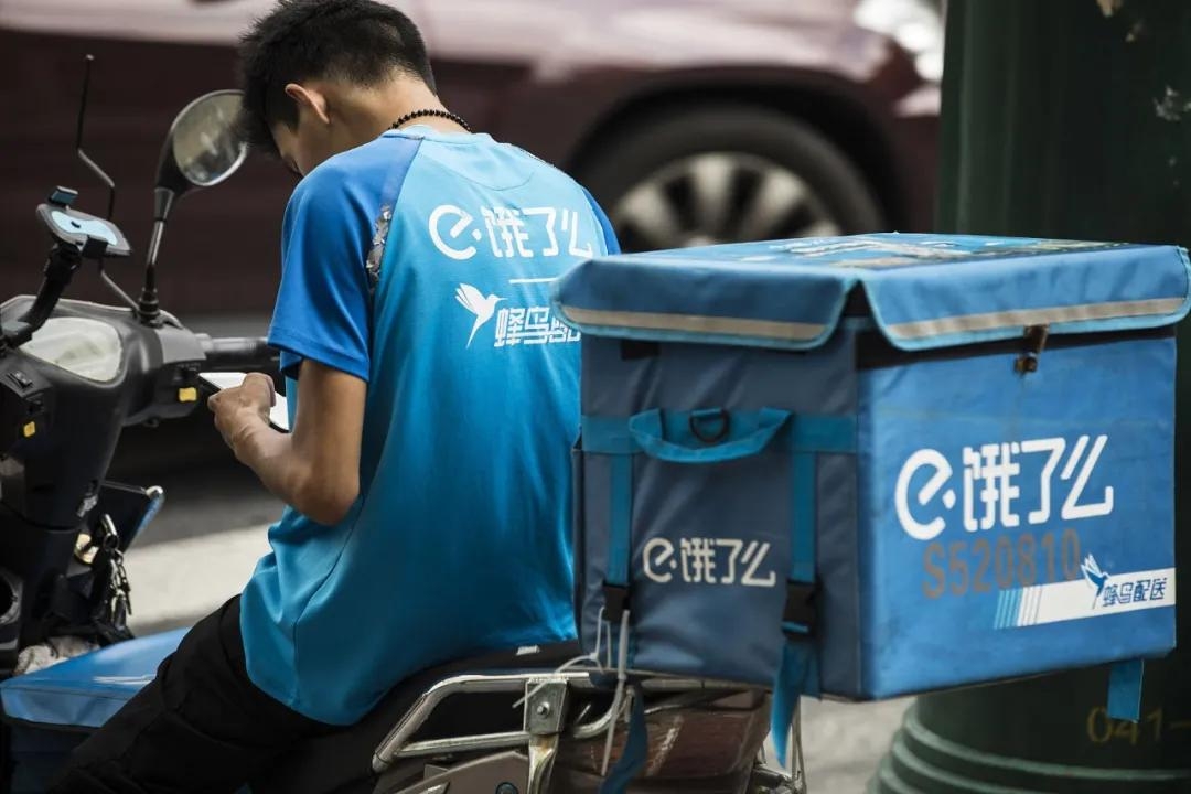 餓了麼和信息科技公司合共賠償劉某某家屬157萬元，加上意外保險賠償60萬元，家屬合共獲賠217萬元。