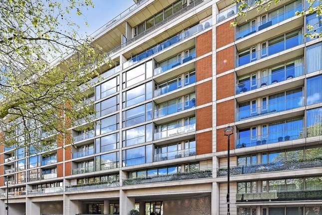 鄭裕彤當年在英國倫敦發展物業。