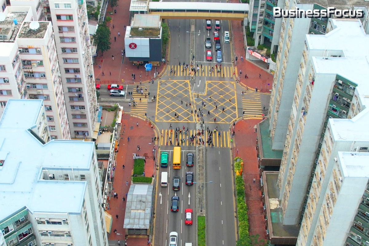 必嘉坊位處3港鐵站之間,行約6-7分鐘就去到紅磡站、黃埔站或何文田站。