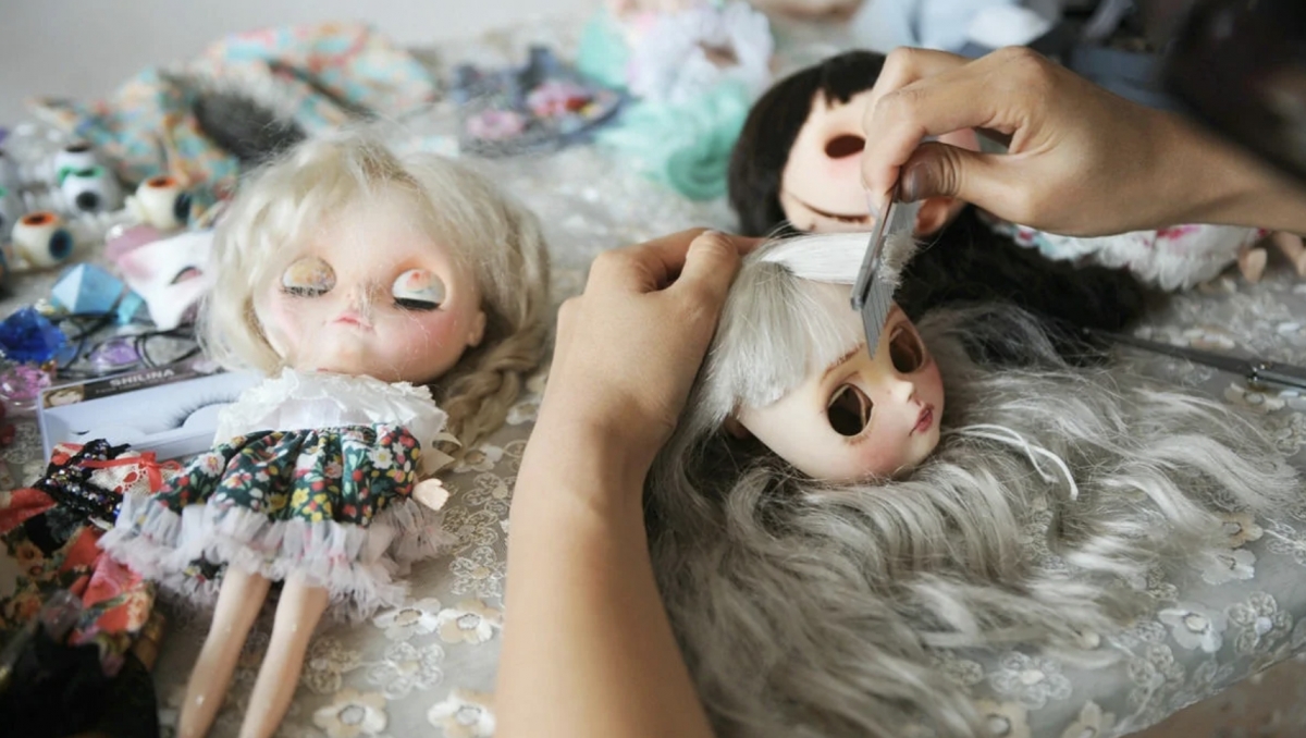 在網路接案協助改造維修人形玩偶和娃娃，像是名氣較高玲娜貝兒，普通改娃師的行情價，大約落在200至400人民幣之間。