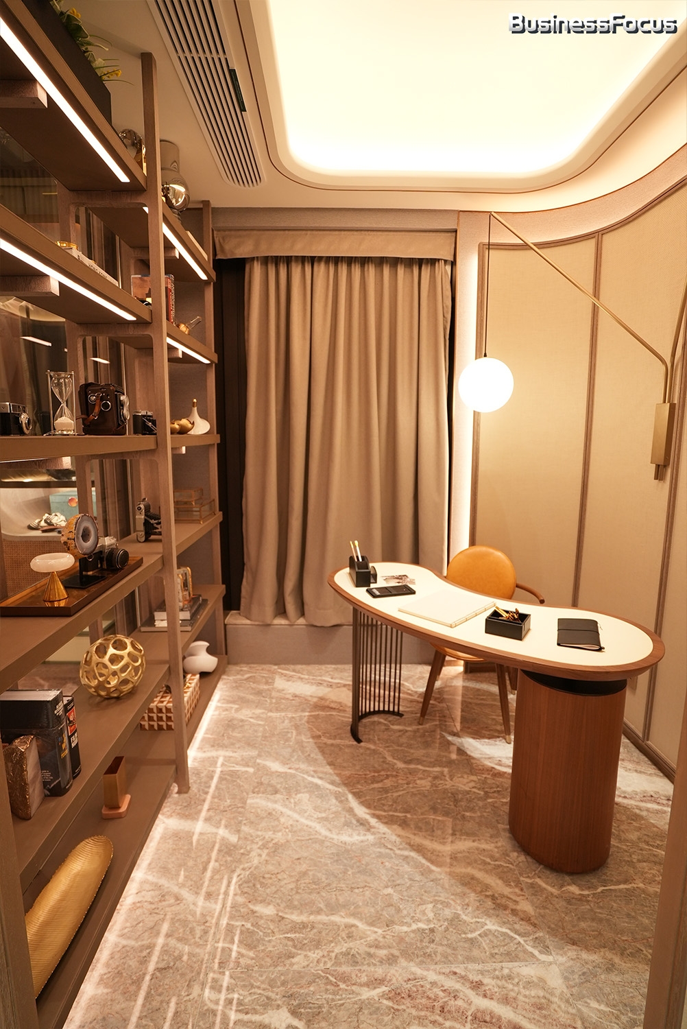 兩房之間的牆璧拆除,以置物架作為分隔,增加收納量。