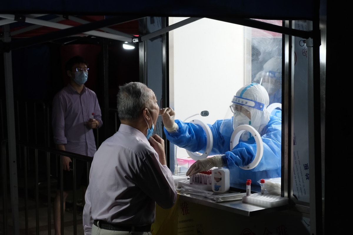 近期多地開始取消免費核酸政策，要求民眾自費進行檢測