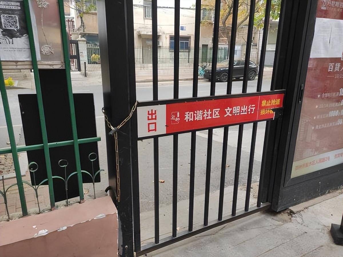有內地記者走訪多個小區後發現,仍有多個社區未收到解封通知,大門依舊緊閉。