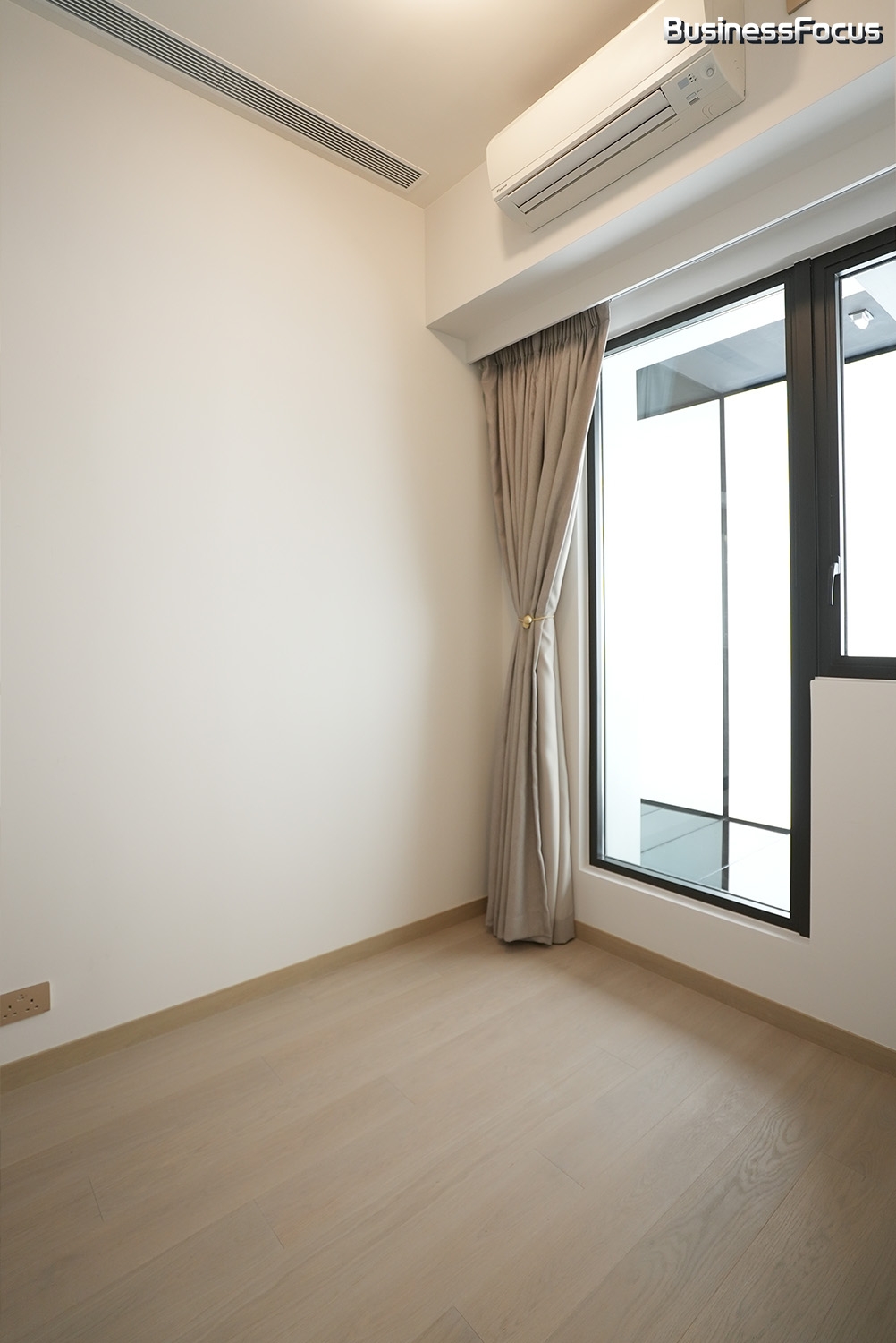 主人房採用趟門設計夠慳位。