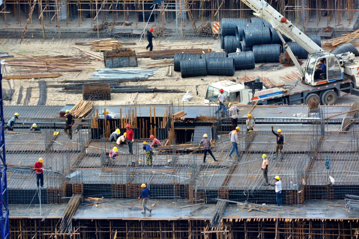 在經歷近年的地產弱週期後，內地房地產如今有關裁員、薪酬水平大幅下滑等消息不絕於耳。