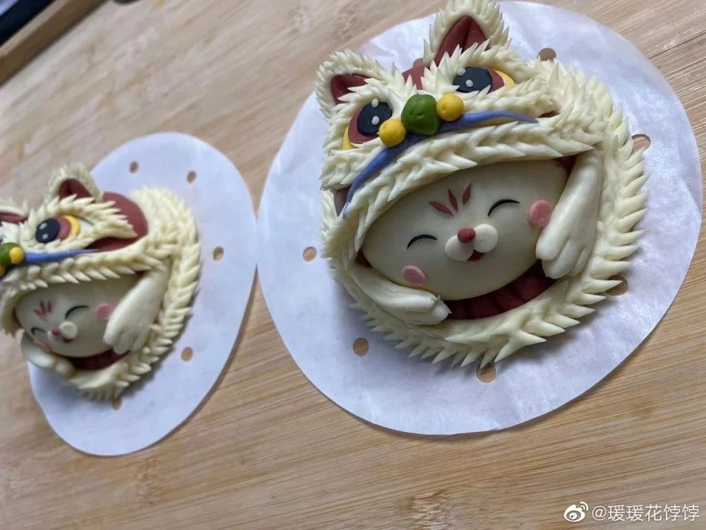 她製作創新的花餑餑如「戴醒獅帽的兔子」,且大受歡迎。