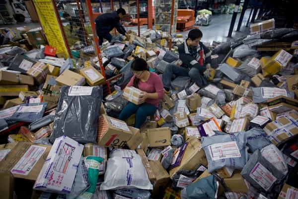 北京快遞行業更減員一半,部分街道包裹堆積成山。