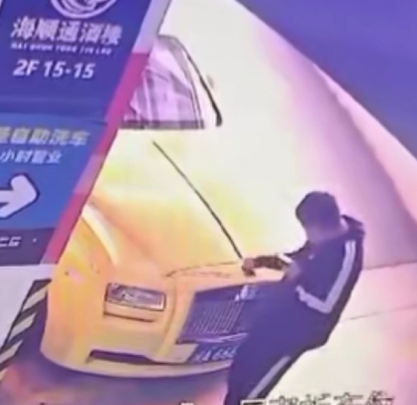 雕像縮回去後他多次試圖將其扯出來但失敗。